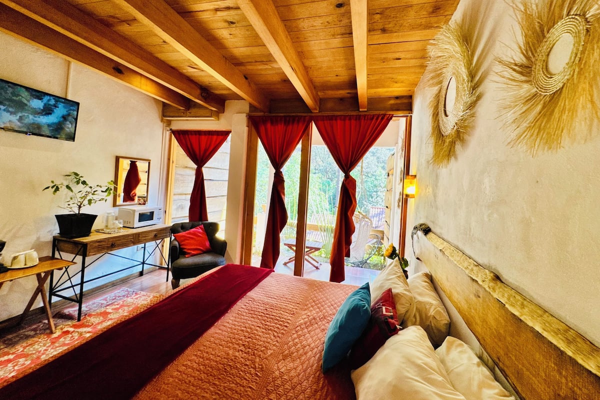 Deluxe Room, 1 King Bed | Desk, laptop workspace, bed sheets