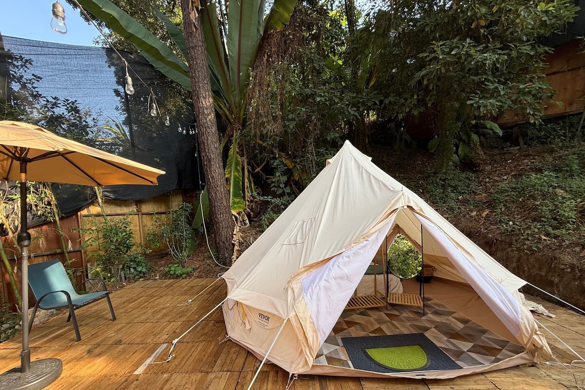 Deluxe Tent | Desk, laptop workspace, bed sheets