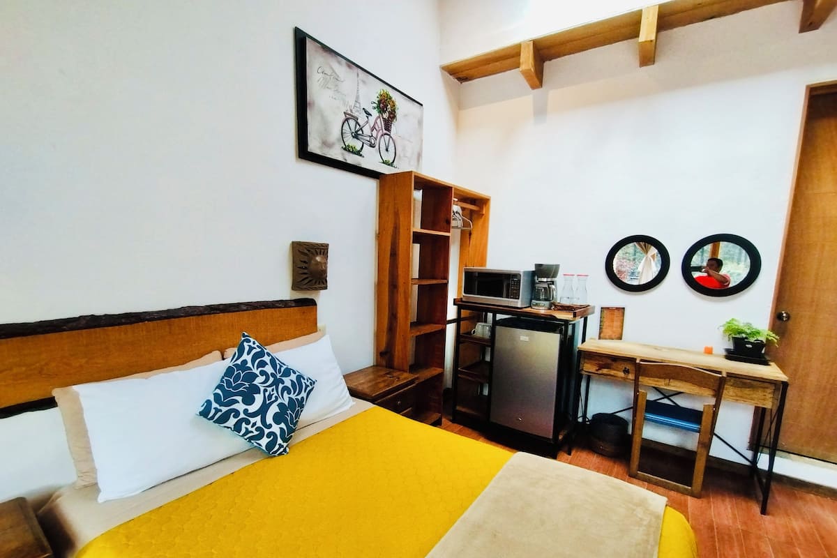 Suite, Balcony | Desk, laptop workspace, bed sheets