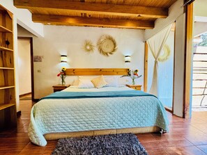 Escritorio, espacio para trabajar con laptop y ropa de cama 