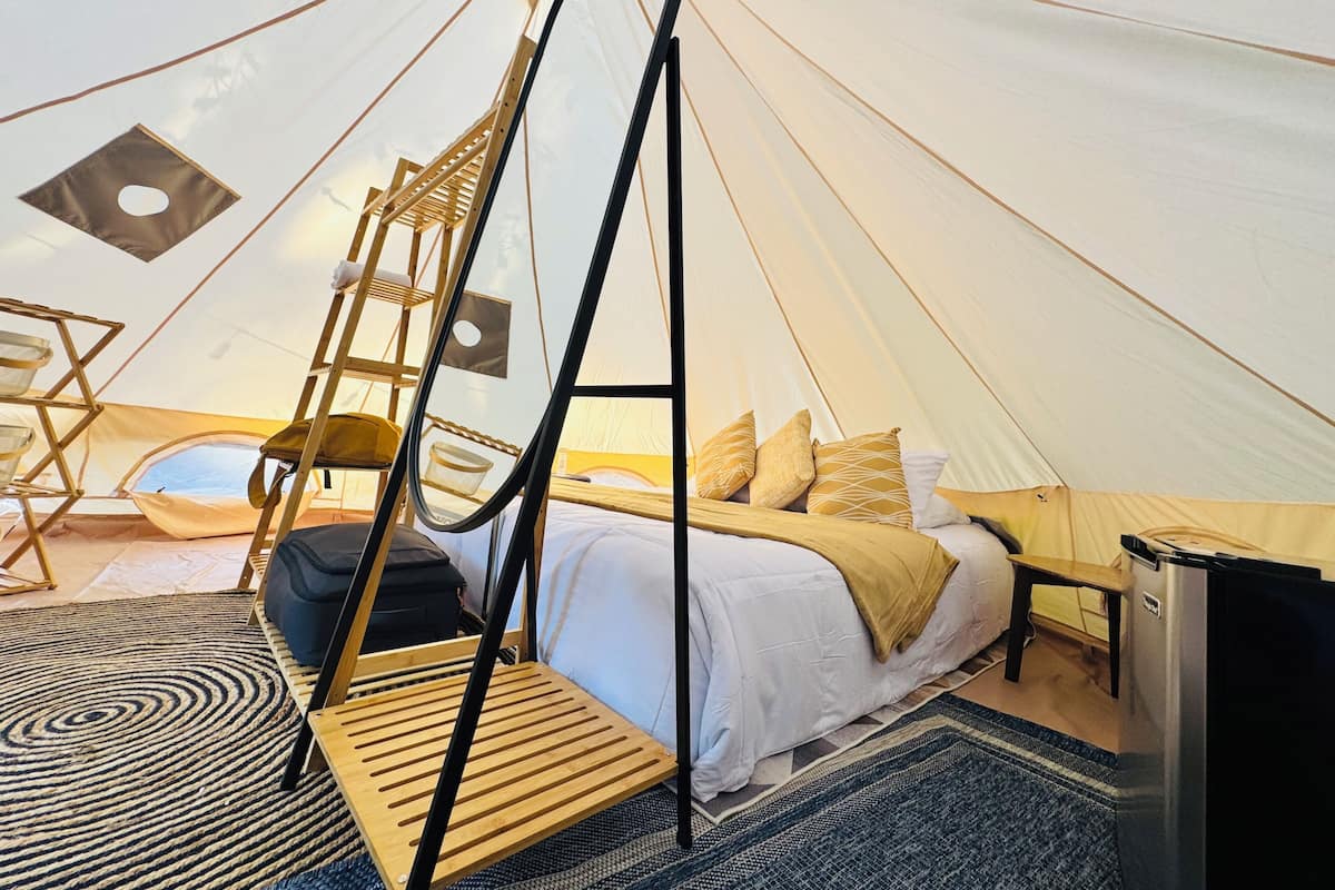 Deluxe Tent | Desk, laptop workspace, bed sheets