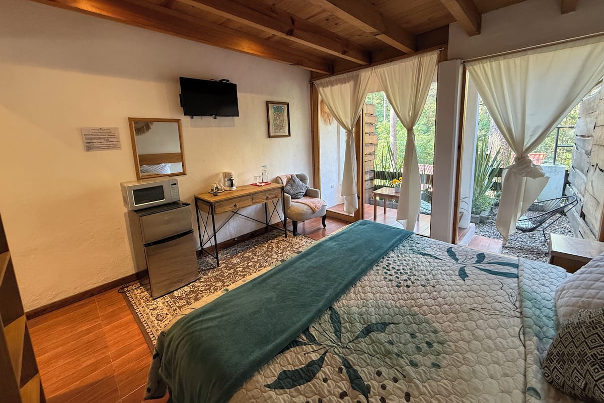 Deluxe Room | Desk, laptop workspace, bed sheets