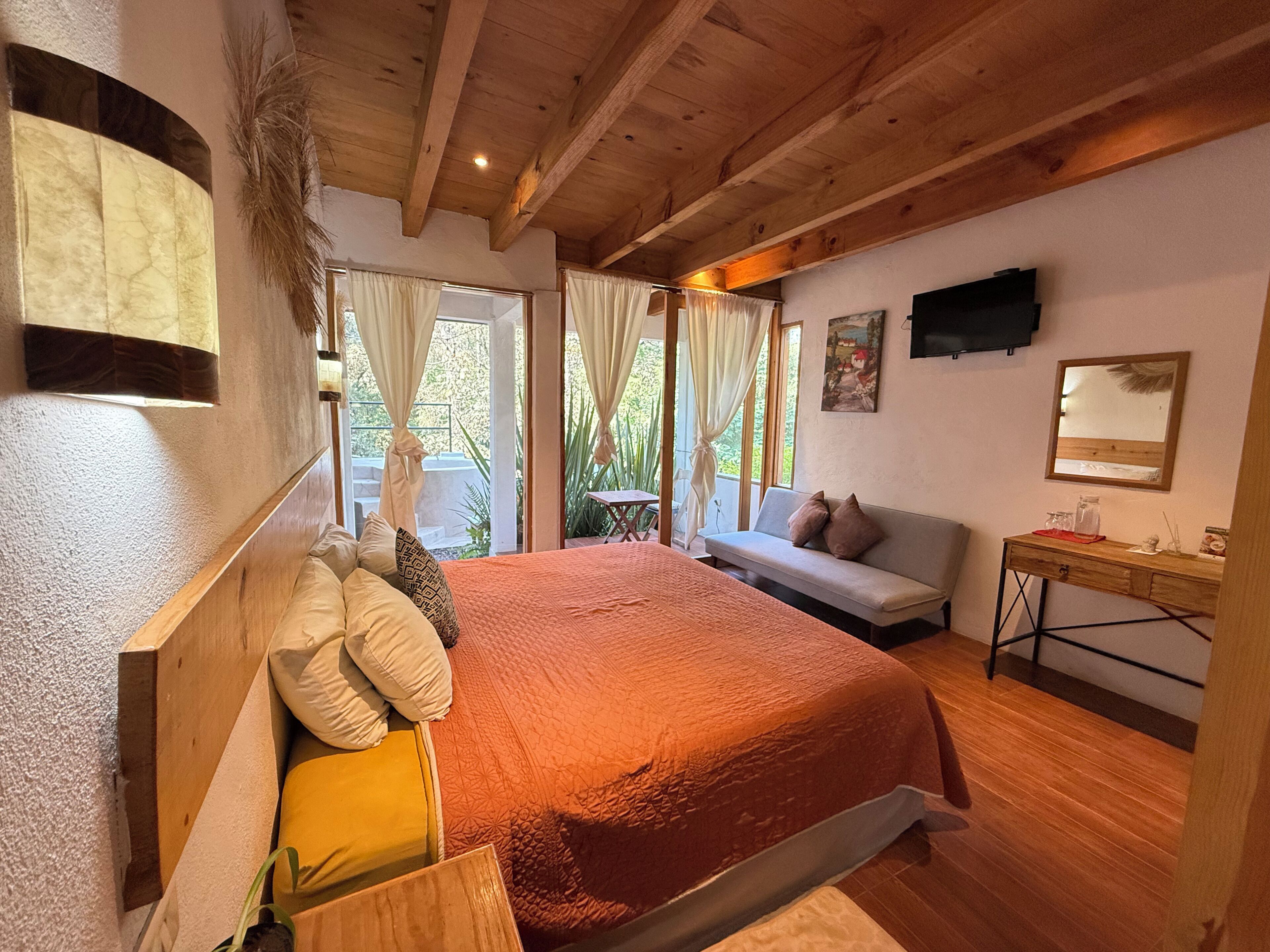 Habitación familiar, vista al jardín | Escritorio, espacio para trabajar con laptop y ropa de cama 