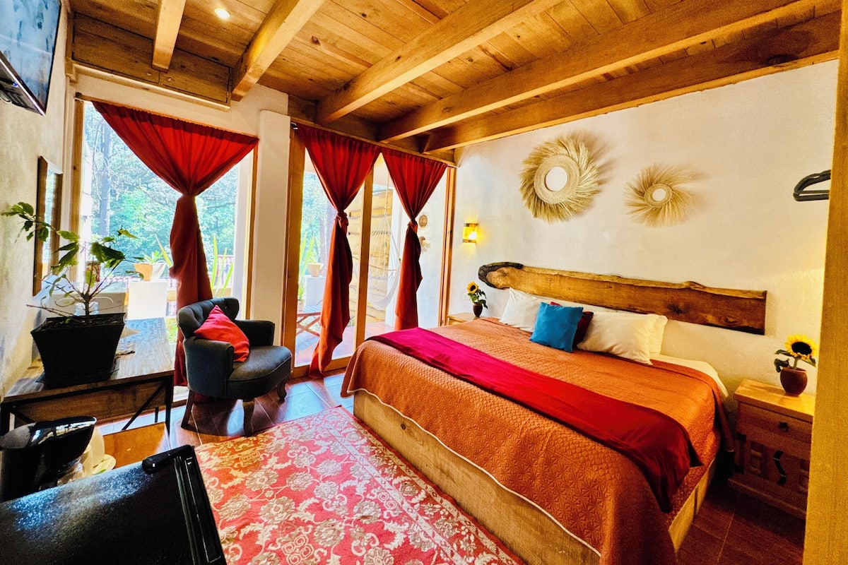 Deluxe kamer, 1 kingsize bed | 1 slaapkamer, een bureau, een laptopwerkplek, beddengoed