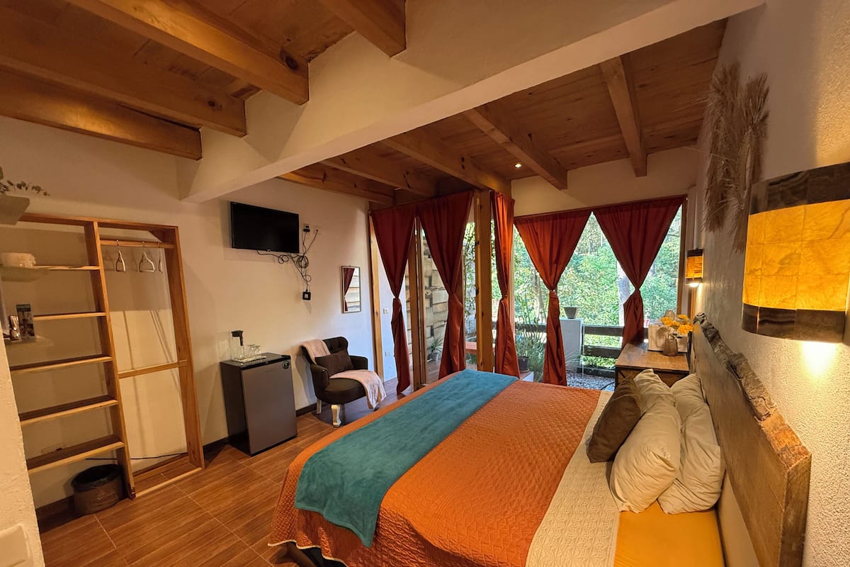 Deluxe Room, Balcony | Desk, laptop workspace, bed sheets