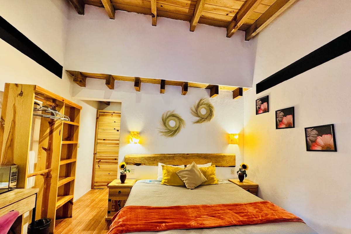 Superior kamer, 1 kingsize bed | 1 slaapkamer, een bureau, een laptopwerkplek, beddengoed