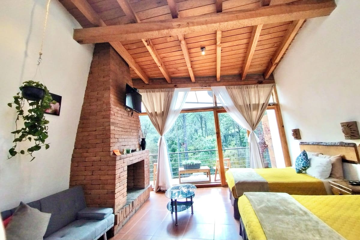 Suite, balkon | 1 slaapkamer, een bureau, een laptopwerkplek, beddengoed