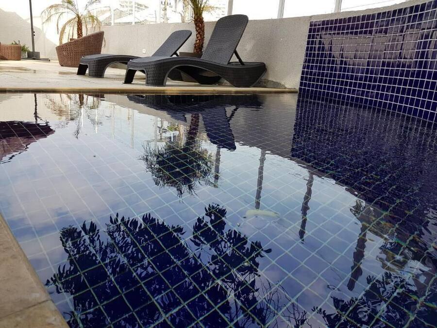 Piscina externa, espreguiçadeiras