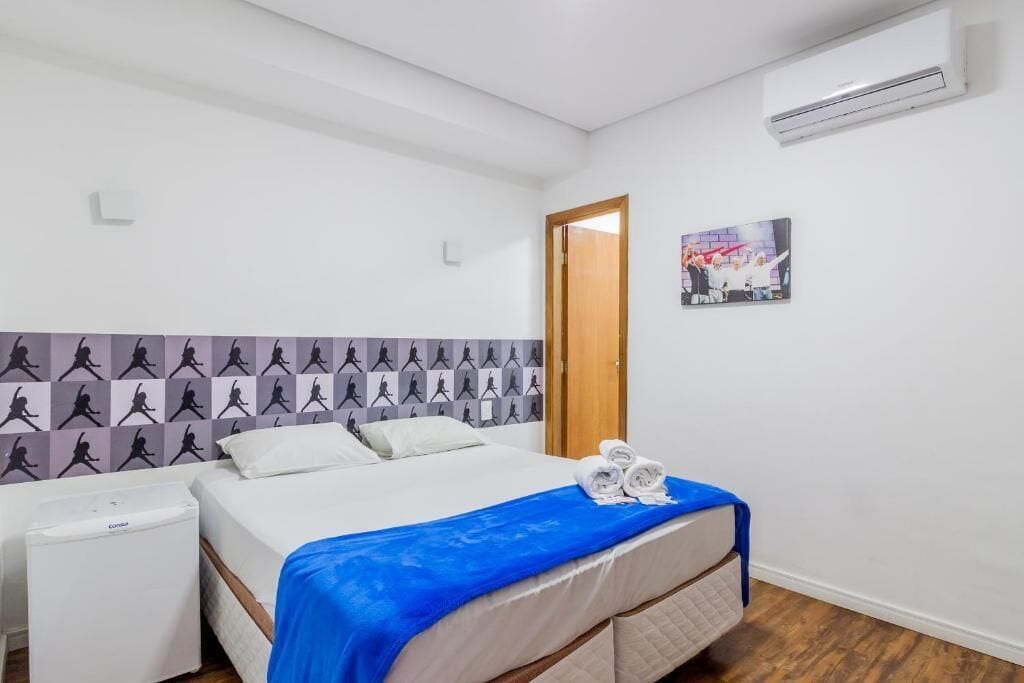 Minibar, ropa de cama y acceso para silla de ruedas 