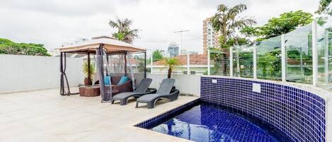 Piscine extérieure, chaises longues