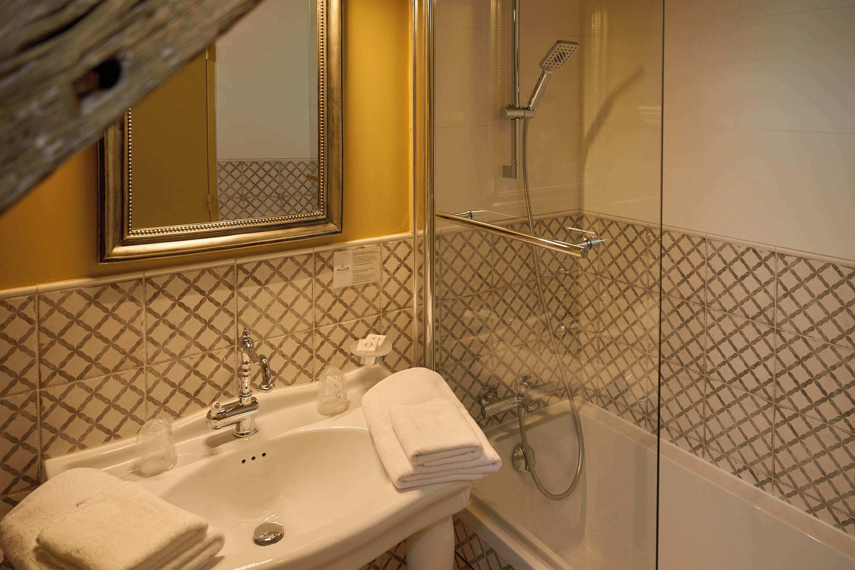 standard double room (château) | bathroom | free toiletries, hair dryer, towels, soap