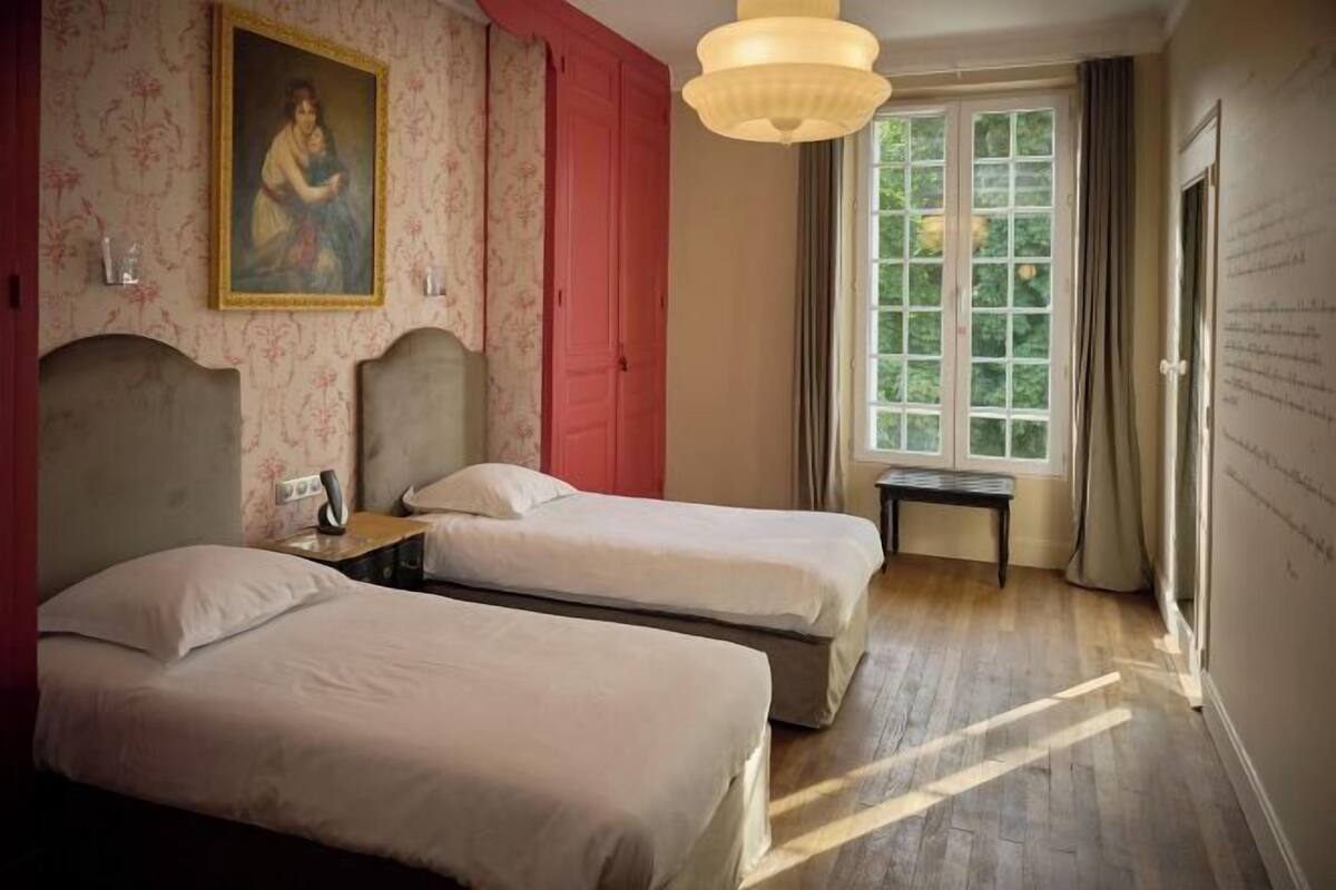 1 chambre, décoration personnalisée, ameublement personnalisé, bureau