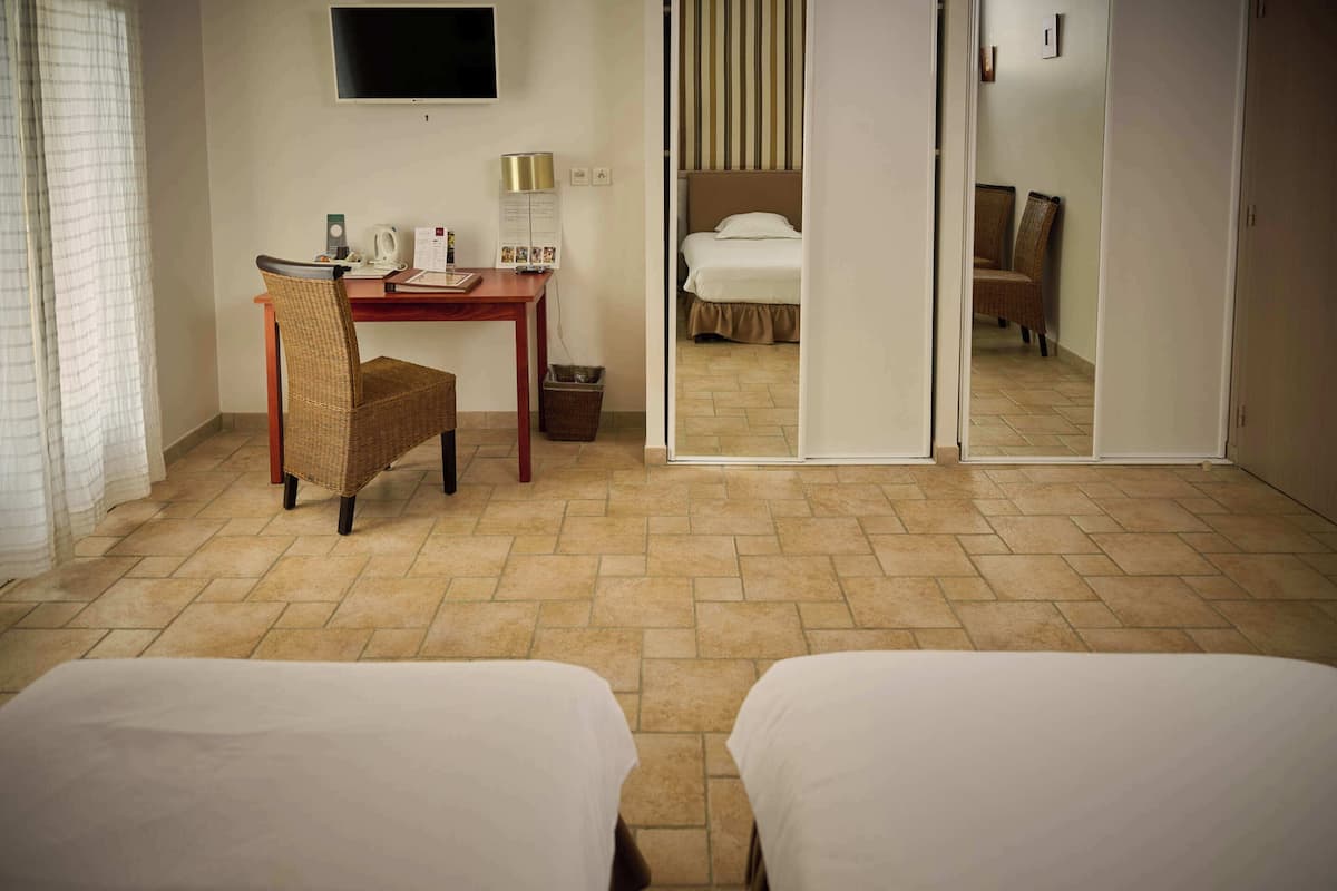 deluxe twin room, ensuite (douves) | 1 bedroom, individually decorated, individually furnished, desk