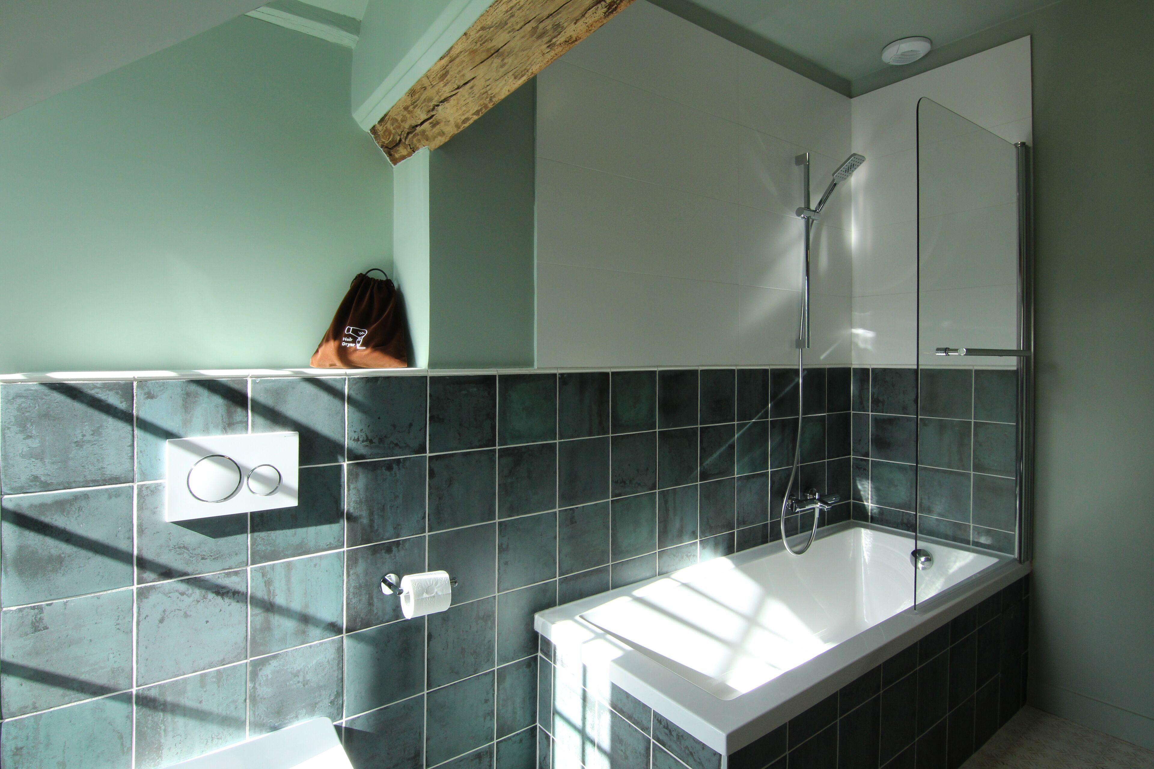 Un baño con bañera, ducha e inodoro.