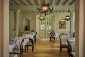 Daily continental breakfast (EUR 16 per person)