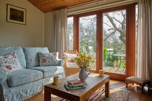 Flat-screen TV - Middlewick Holiday Cottages (Glastonbury)