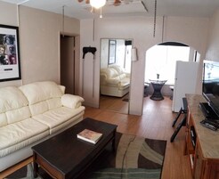 Suíte, 1 cama Queen, para não fumantes, vista para a piscina | Área de estar | TV de tela plana, DVD player