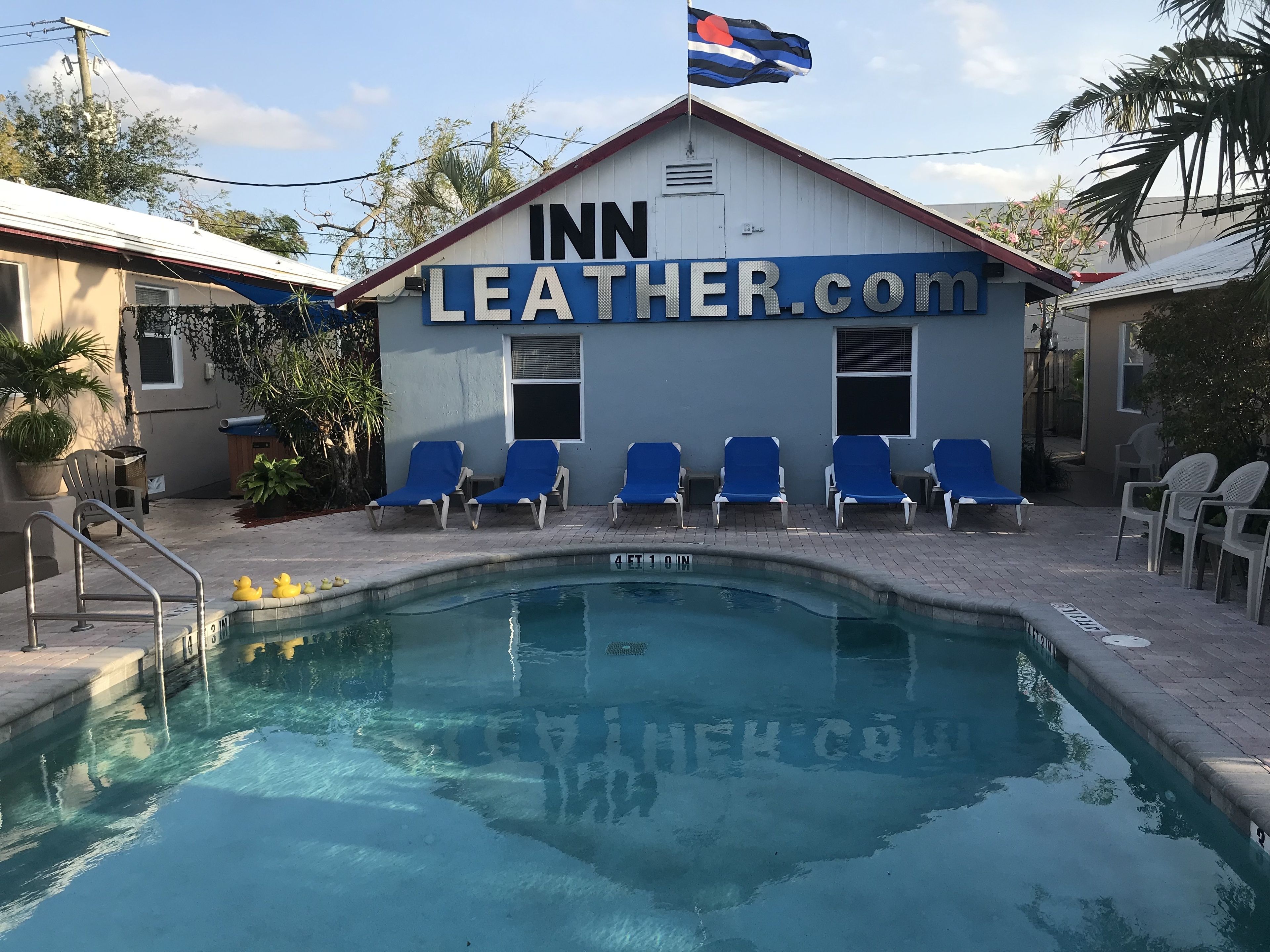 Ulkouima-allas, aurinkovarjoja, aurinkotuoleja