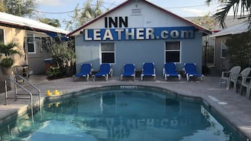 Piscine extérieure, parasols de plage, chaises longues