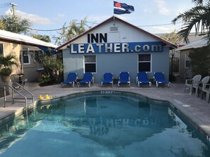 室外游泳池，提供泳池遮陽傘和日光浴躺椅