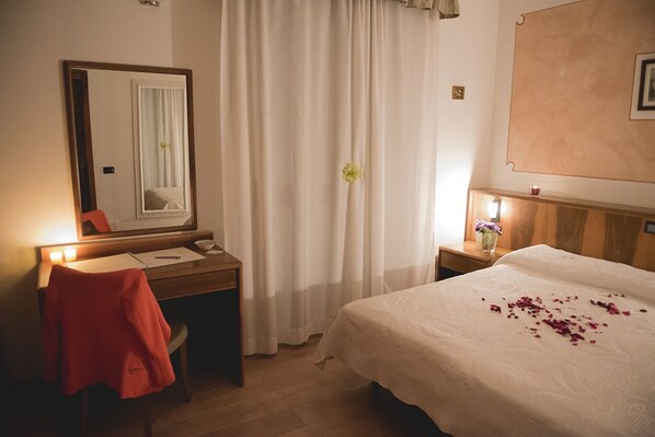 Desk, cribs (surcharge), WiFi (free) - Hotel Continental (Lovere)
