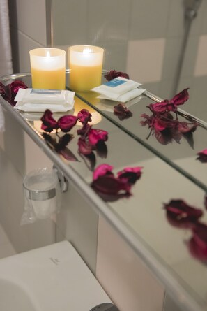 Bilik Mandi | Pancuran mandi, kelengkapan dandanan diri percuma, pengering rambut 