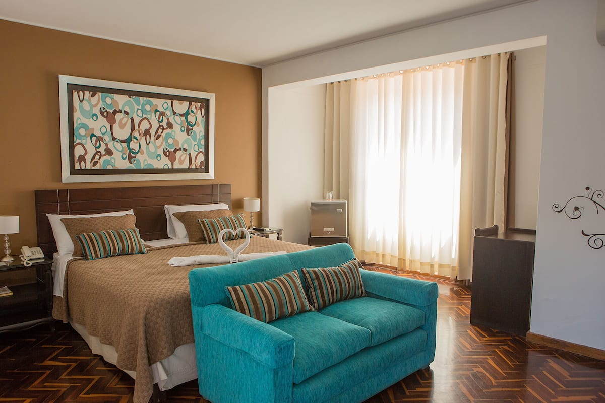 Quarto casal executivo | Frigobar, cofres nos quartos, escrivaninha, Wi-Fi de cortesia