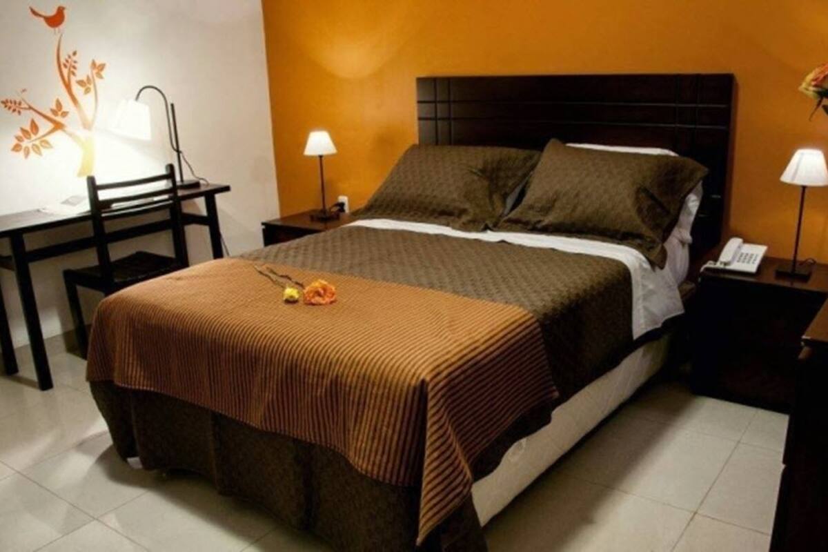 Frigobar, cofres nos quartos, escrivaninha, Wi-Fi de cortesia