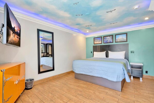 Escritorio, tabla de planchar con plancha, wifi gratis y ropa de cama