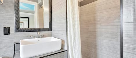 Douche, articles de toilette gratuits, sĂšche-cheveux, chaussons