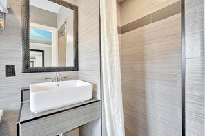 Regadera, amenidades de baño gratuitas, secadora de cabello, pantuflas