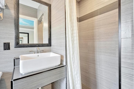 Shower, free toiletries, hair dryer, slippers. Mid City inn