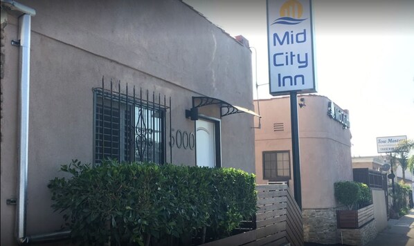 Property entrance - Mid City inn (Los Angeles)
