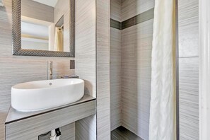 Dusche, kostenlose Toilettenartikel, Haartrockner, Hausschuhe