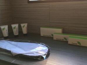 Escritorio, tabla de planchar con plancha, wifi gratis y ropa de cama