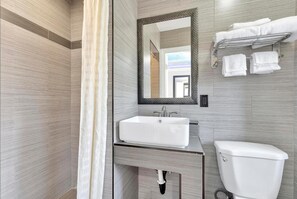 Shower, free toiletries, hair dryer, slippers - Mid City inn (Los Angeles)