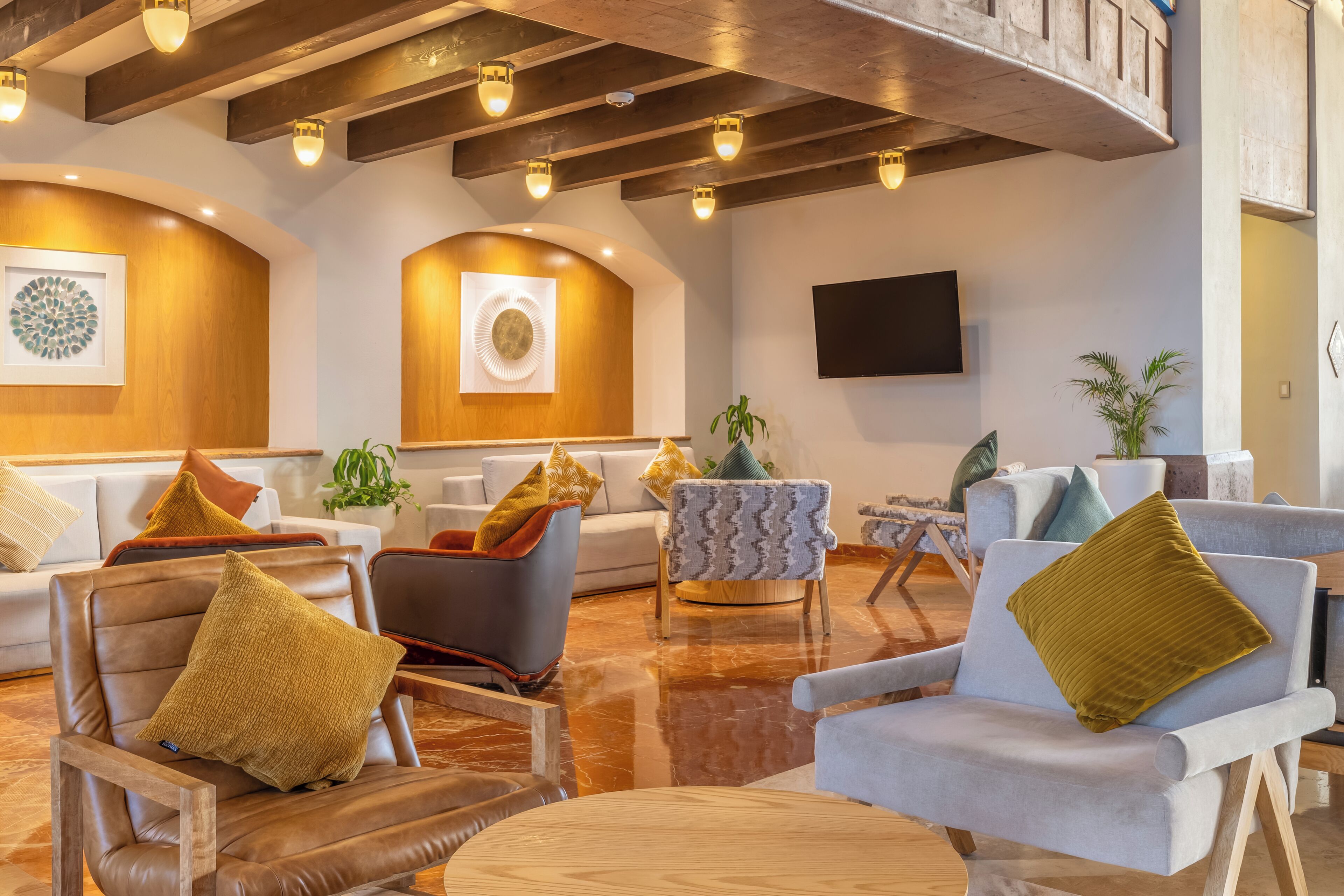 Een modern interieur met leren banken, houten details en een flatscreen televisie.
