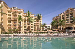 Una piscina al aire libre, sombrillas