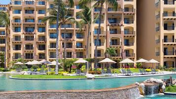 Alberca al aire libre y sombrillas en la alberca