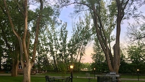 A park with picnic tables and a barbecue grill. - Elk Rapids Lakeshore Inn (Williamsburg)