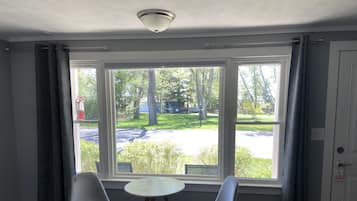 Cortinas opacas, tabla de planchar con plancha, cunas gratuitas