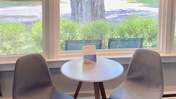 Habitación Deluxe doble, 2 camas de matrimonio | Cortinas opacas, tabla de planchar con plancha, cunas gratuitas