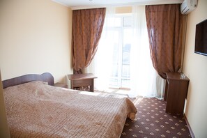 舒适双人房或双床房 | 客房内保险箱、办公桌、熨斗/熨板、免费高速有线上网