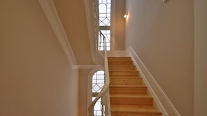 A wooden staircase with white railings and a glass window at the top. - Porto Charming Hotel (Porto)