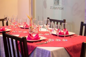 Tägliches inbegriffenes kontinentales Frühstück