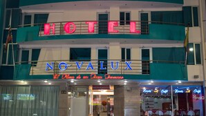 A hotel named "HOTEL NOVALUX" with a sign indicating "BIENVENIDOS" and "Nova Café" on the ground floor. - Hotel Novalux (Ambato)