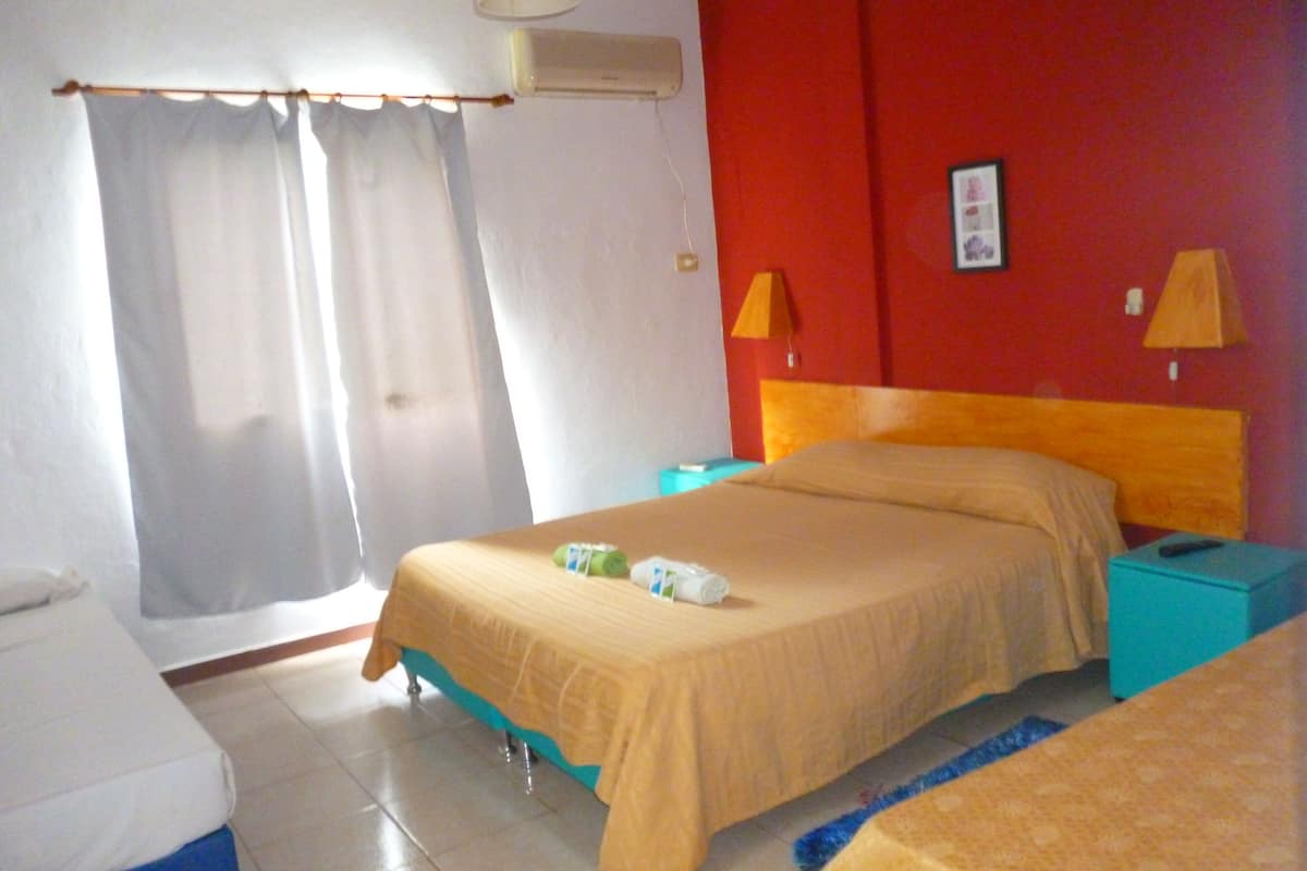 Kamar Quadruple Keluarga, Beberapa Tempat Tidur, kamar mandi pribadi | Brankas dan Wi-Fi gratis