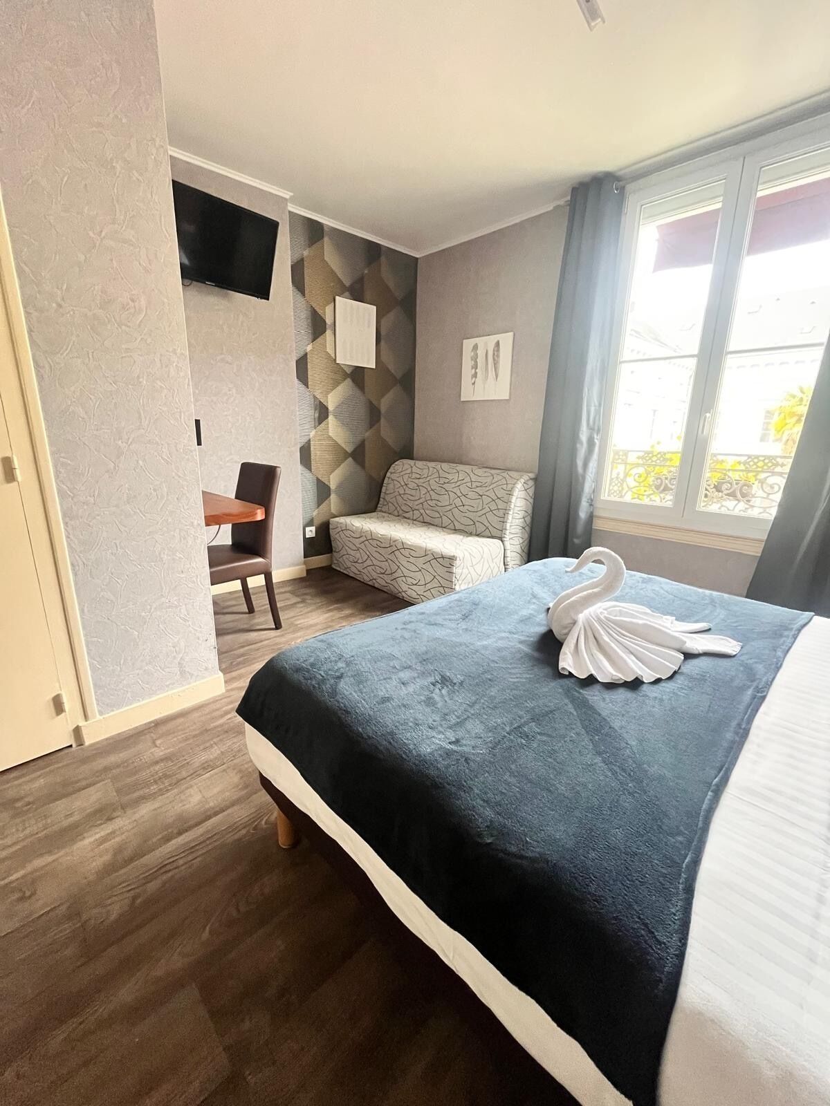 double room | 1 bedroom, desk, blackout curtains, soundproofing