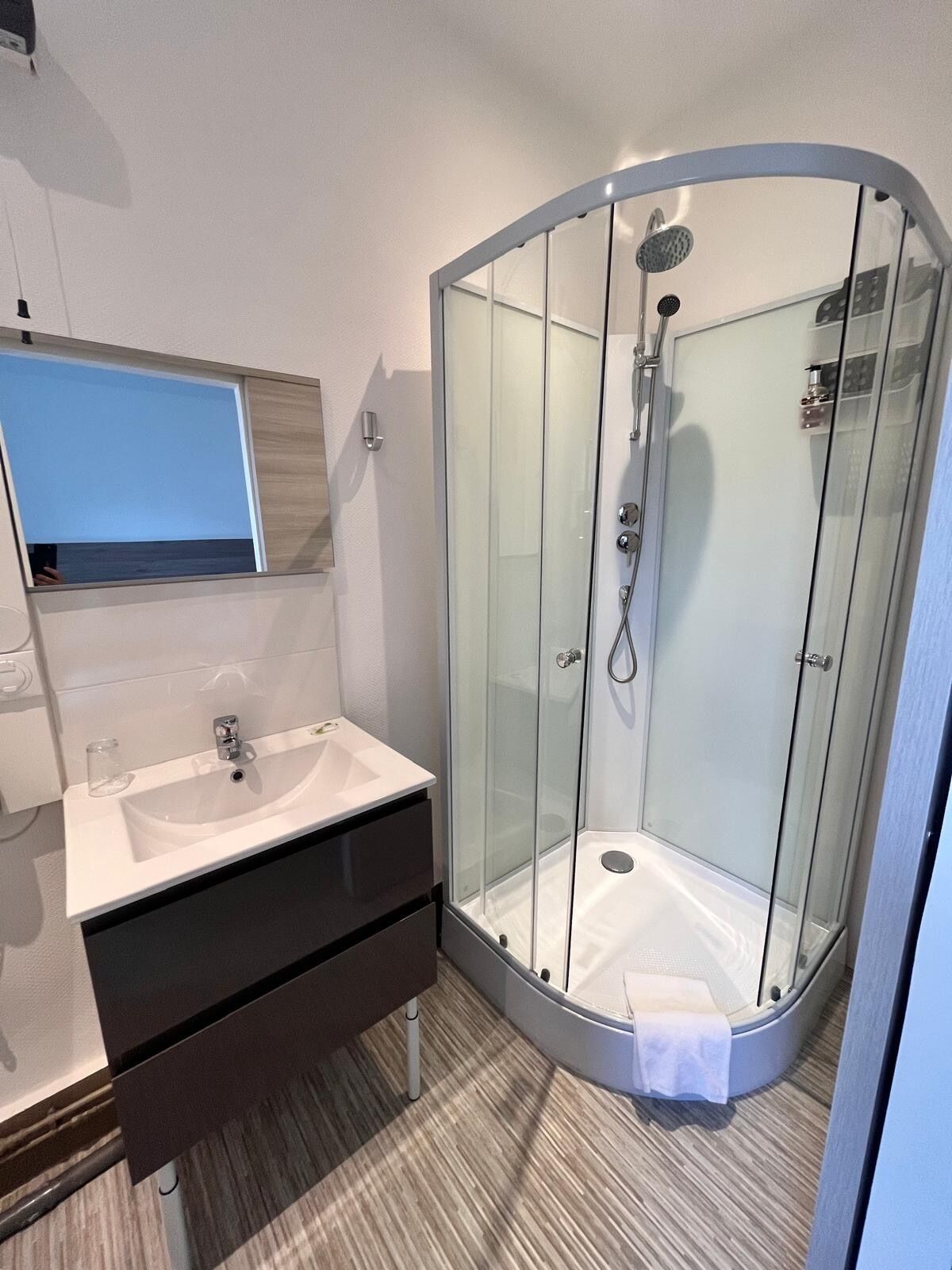 double room | bathroom | shower, free toiletries, hair dryer, towels