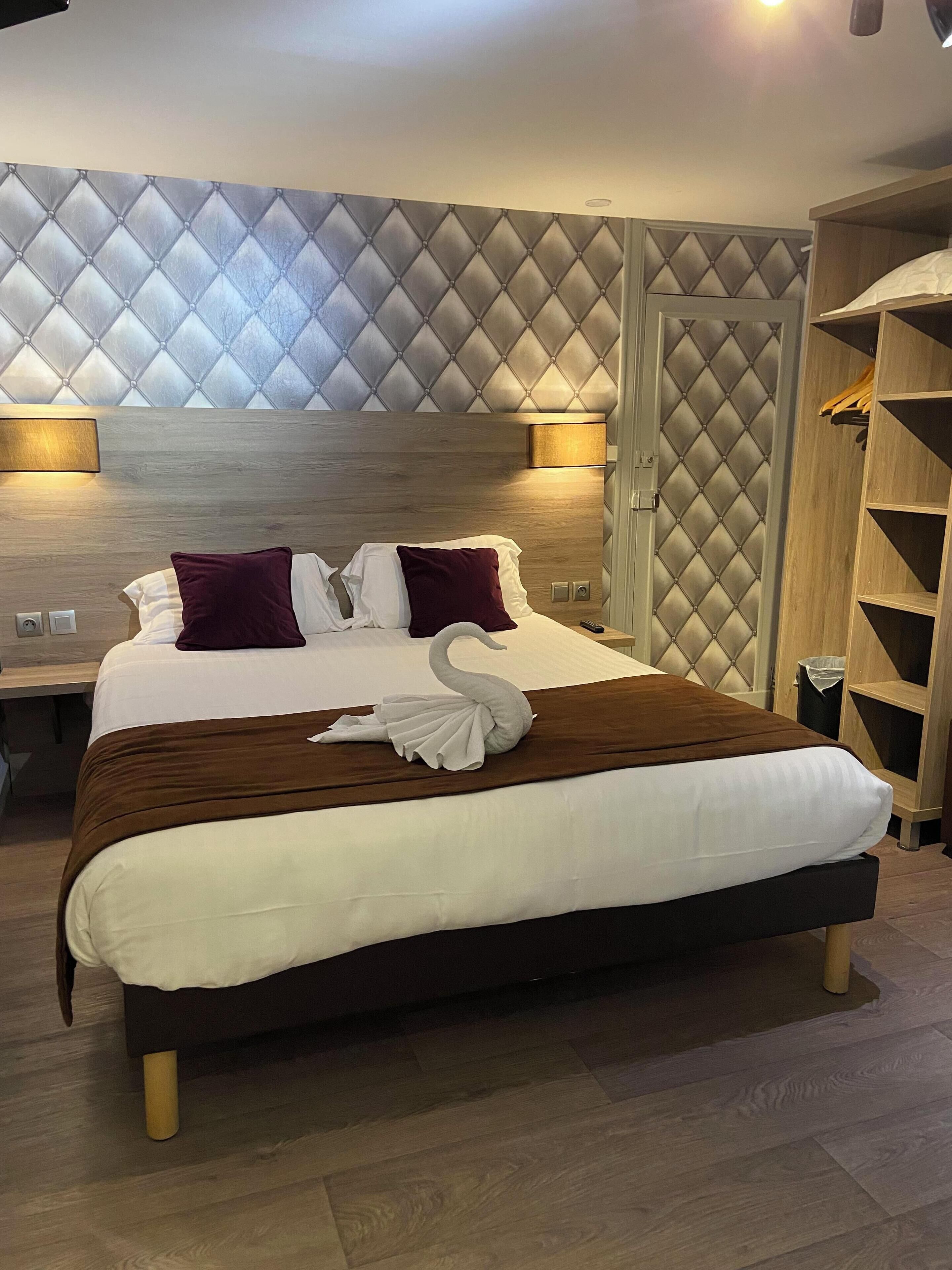 double room | 1 bedroom, desk, blackout curtains, soundproofing